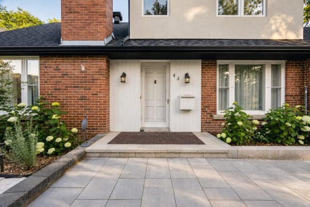 Happy Friday. Welcome home.

Something about red brick homes make you want to drop your shoulders and unclench your jaw

#etobicoke #landscapedesi̇gn