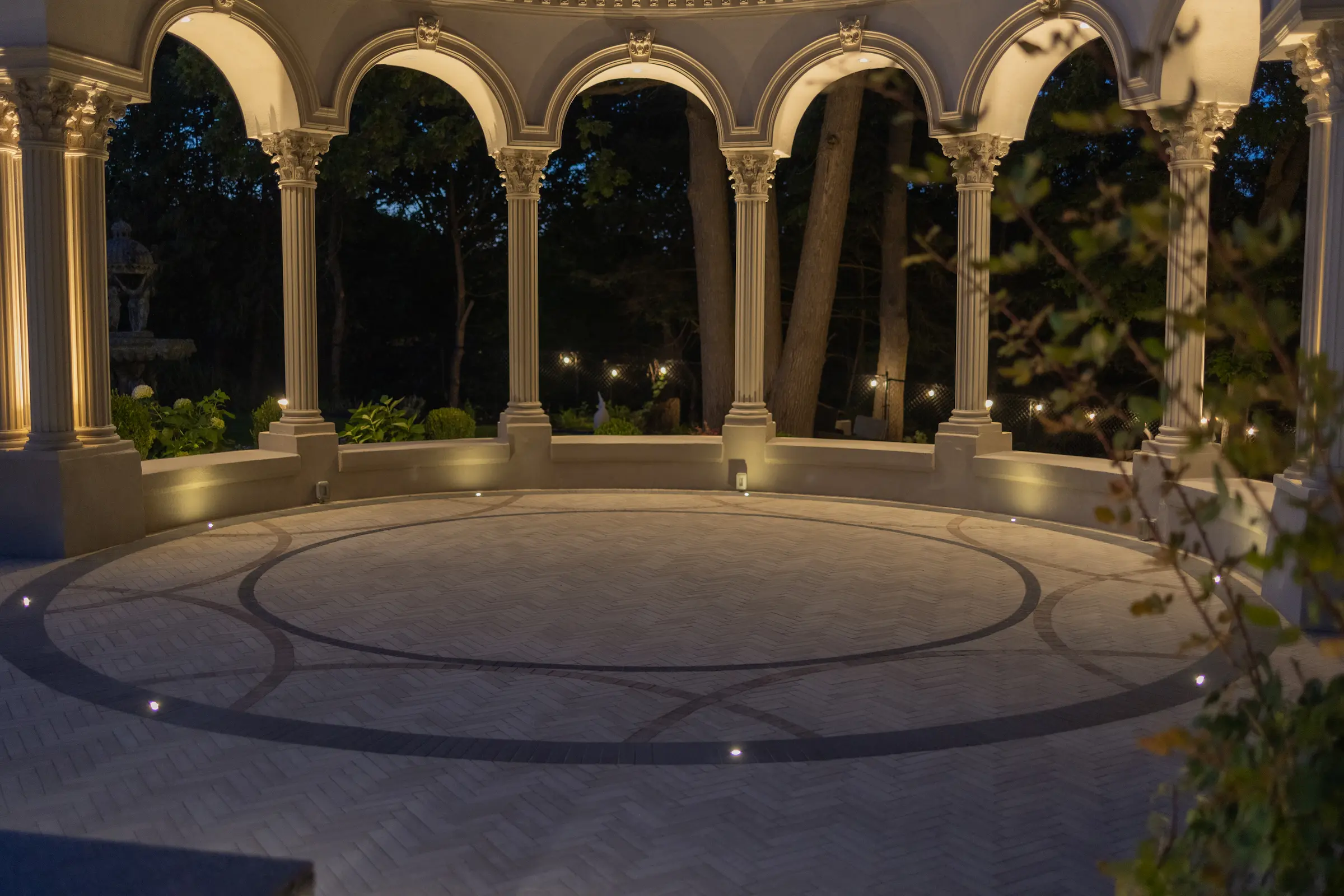 Mississauga estate landscape redesign with warm-toned paving and mature planting